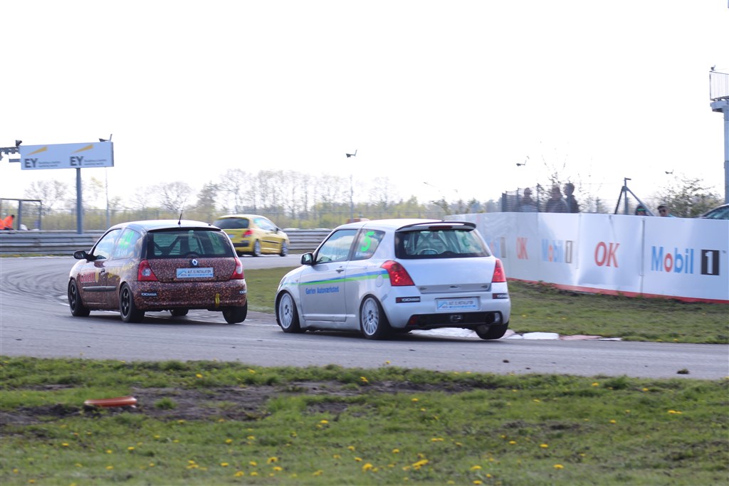 Der skulle måldommers afgørelse for at afgøre dysten mellem Søren Lyck (49-Renault Clio 2 1,6) og Mathias Valentin (5 – Suzuki Swift Sport) i heat 2 – Lyck havde en brøkdel af en kofanger foran.
(Foto: JJ Media)